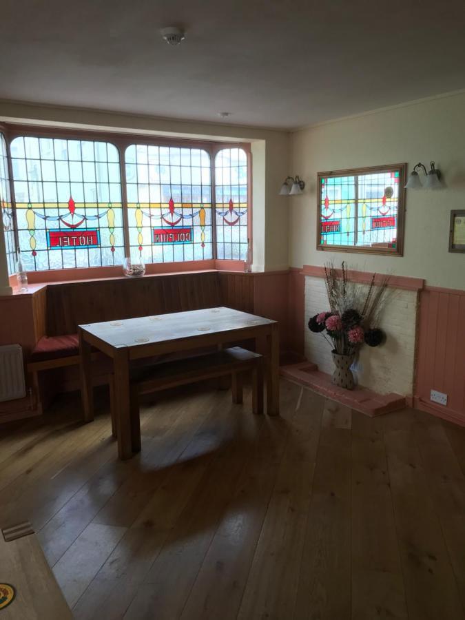 Dolphin Public House Hotel *