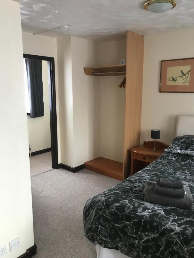 Dolphin Public House Hotel *